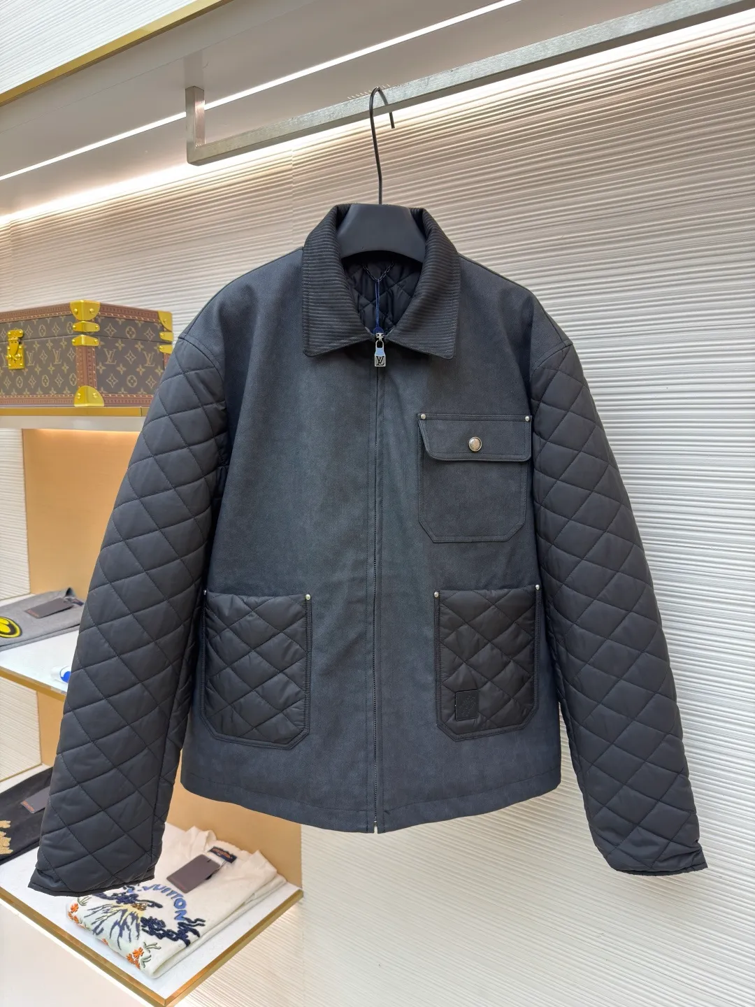 LOUIS VUITTON Nigo co-branded distressed tire cowhide rhombus quilted jacket ●Original version: purchased and developed by 38578 ●Item number: 1682253-B75 ●Fabric: cotton fabric ●Technology: distressed production ●Color: black ●Version: fitted version ●Weight: about 880 grams ●Size: 46-48-50-52 ●Description: Made of ZP custom dyed fabric The threads are dyed in the same cylinder with zero color difference. A full set of accessories are customized to differentiate from the market currency. Welcome to compare. The overall wiring is straight and delicate, the fabric is comfortable and soft, and the color is consistent without color difference. It can be matched with the same style to create a fashionable look and control various occasions. Customized accessories, complete with three standards, same style for men and women!